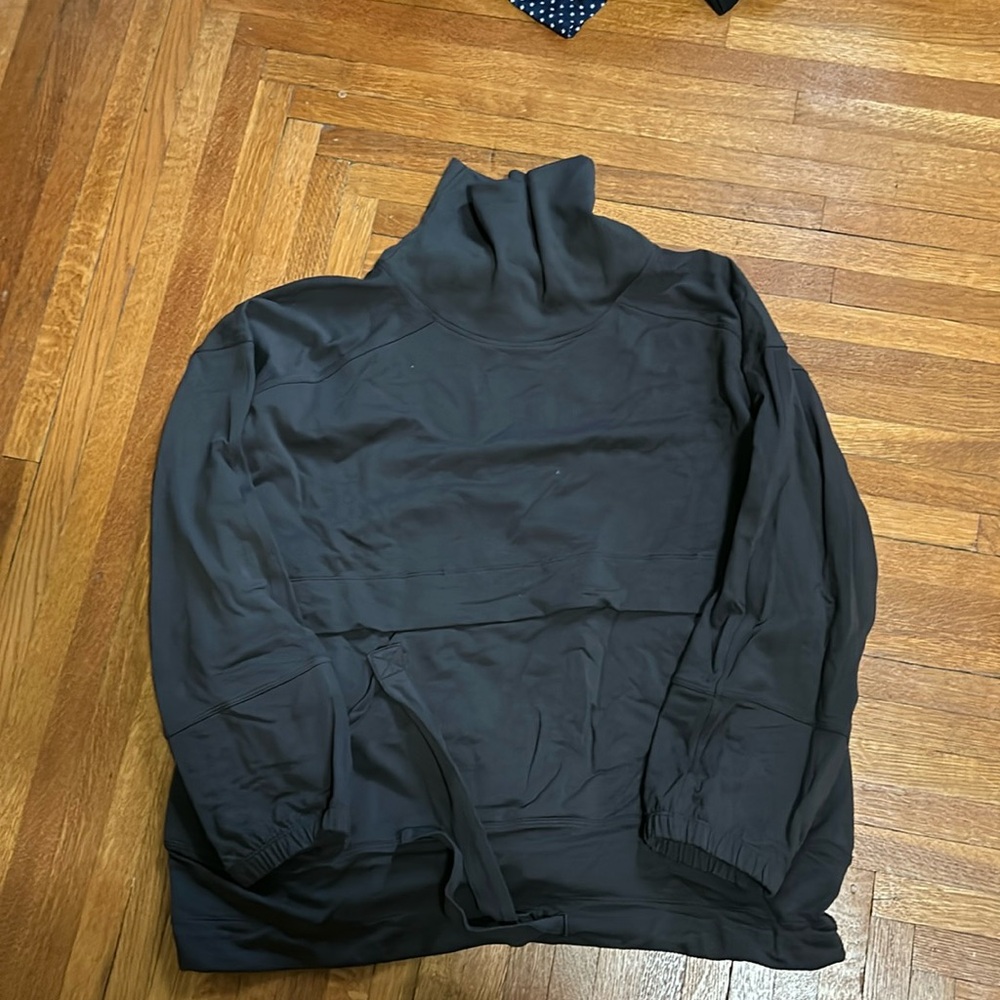 Lululemon size xl/xxl still tags on never worn LA pack able pullover to pillow
